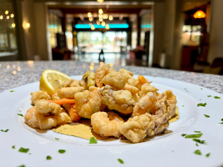 frittura di pesce, verdure e patatine fritte